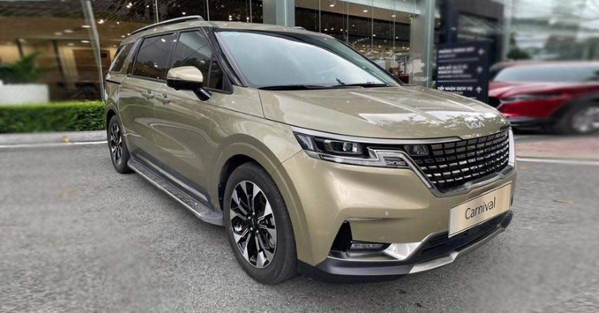 Xe Kia Carnival ngoại thất vàng
