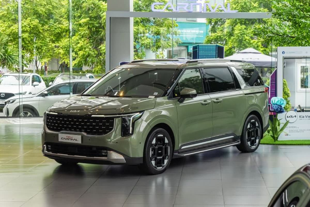 Xe Kia Carnival ngoại thất xanh lá