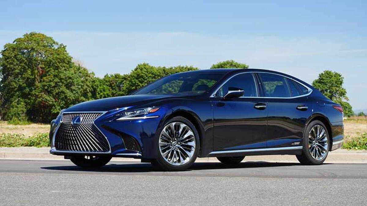 Xe Lexus LS 500 là một đối thủ cạnh tranh của BMW 740Li tại thị trường Việt Nam