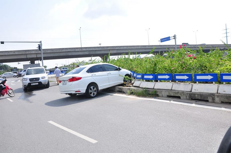 Xe mất lái trên đường