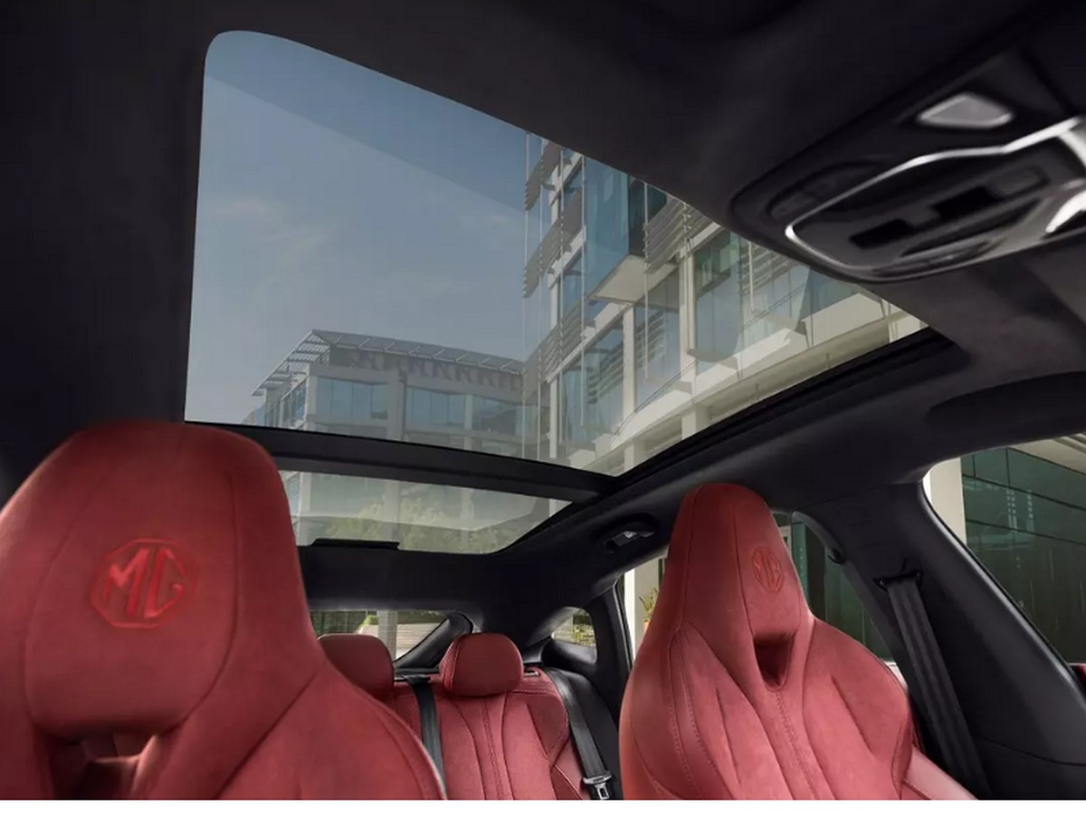 Xe MG7 trang bị cửa sổ trời toàn cảnh mang lại không gian thoáng đãng, thoải mái