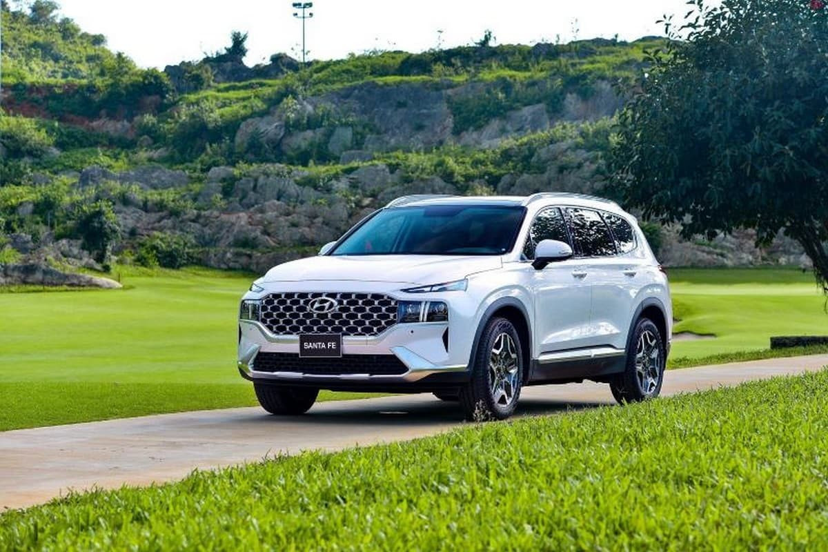 Xe ô tô Hyundai Santa Fe màu trắng