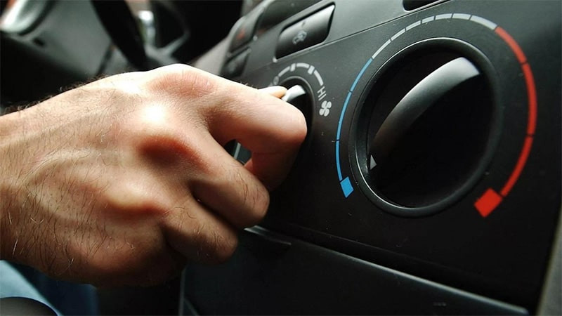 Xe ô tô nổ máy bật điều hòa khi đứng yên