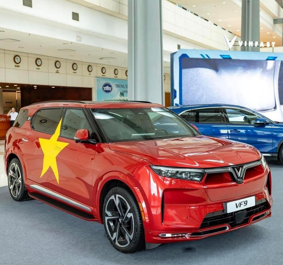 Xe VinFast VF 9 ngoại thất đỏ